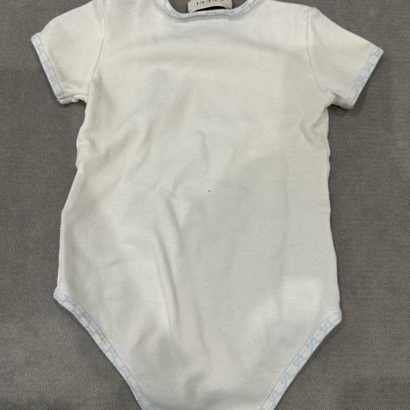 Kids Gucci 2 piece onesies with a bib - Picture 2 of 9